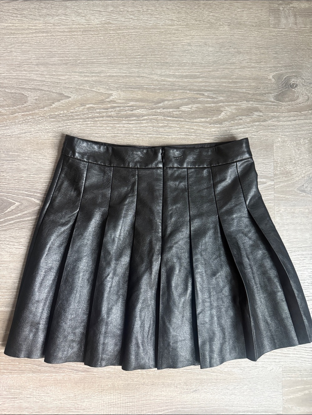 Aritzia Sunday Best Olive Vegan Leather Mini Skirt Pleated Black 6 - Picture 3 of 6